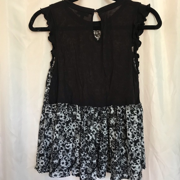 Black and white floral top ,super cute! - Picture 4 of 5
